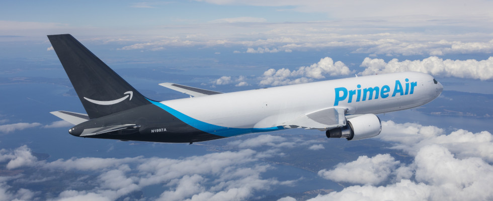 Amazon Prime Air vor Himmel mit Woken