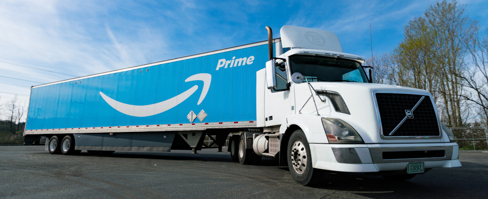 LKW mit Amazon Prime Schriftzug