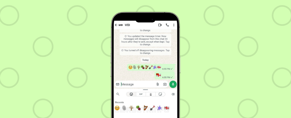 Smartphone mit geöffneter WhatsApp-Beta-Version für Android, in der acht neue Emojis – darunter ein müdes Gesicht, ein Fingerabdruck und die Flagge von Sark – im Chat und Emoji Picker angezeigt werden.